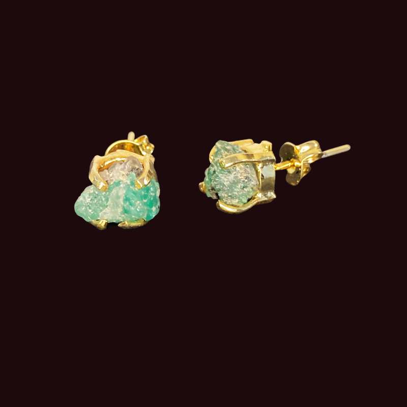 Raw emerald gold stud